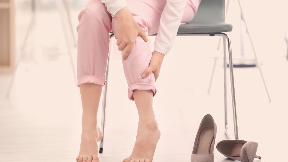 woman with leg pain from office chair